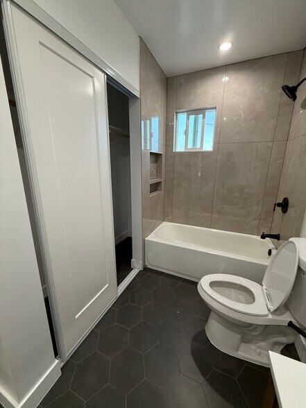 Building Photo - 4931 E San Rafael St