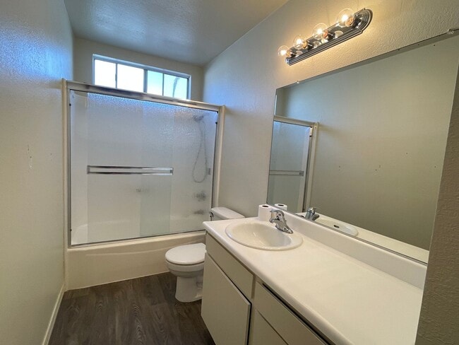 Building Photo - Single Story Southside Home Close to Vande...