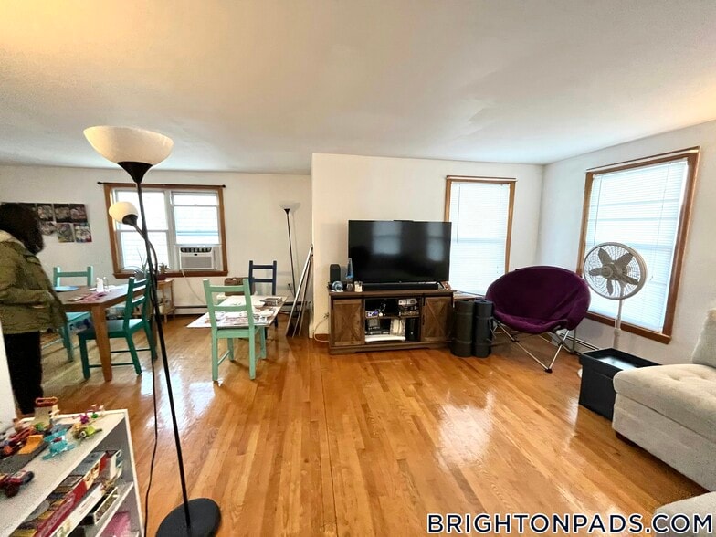 Building Photo - 66 Brooks St