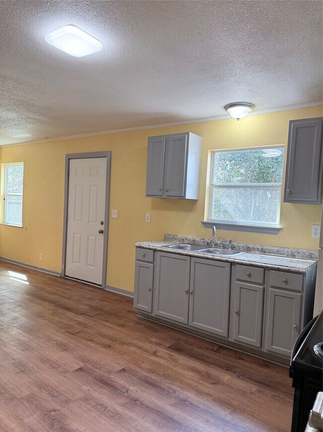 Building Photo - 212 S Main St