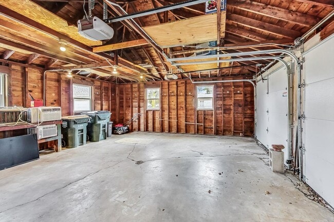 Building Photo - 733 E Rockland Rd