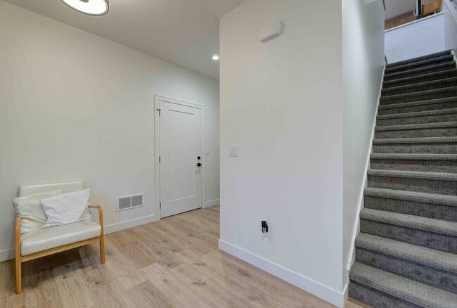 Building Photo - 925 E Otjen St