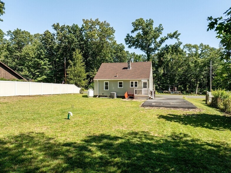 Building Photo - 227 Old County Rd