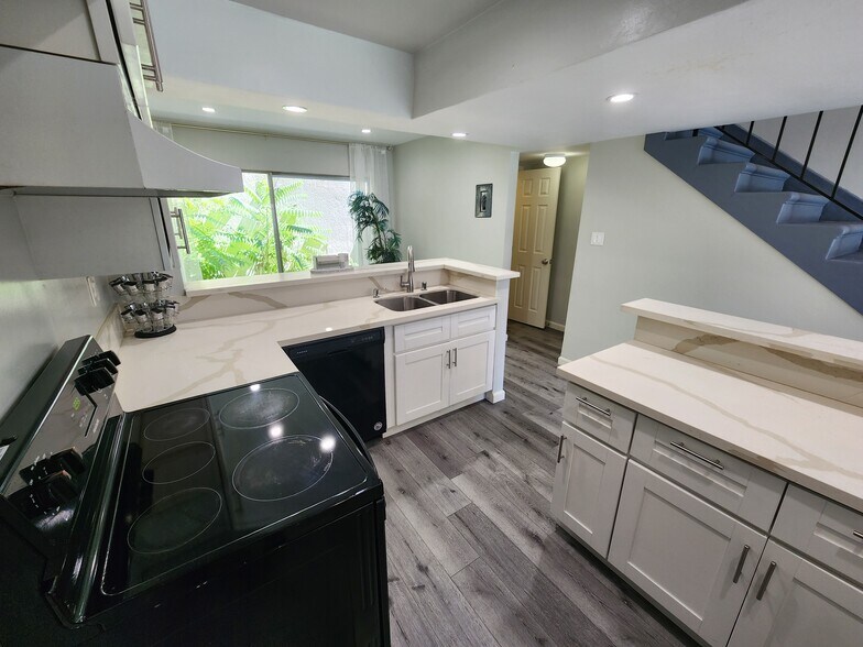 Building Photo - 12744 Moorpark St