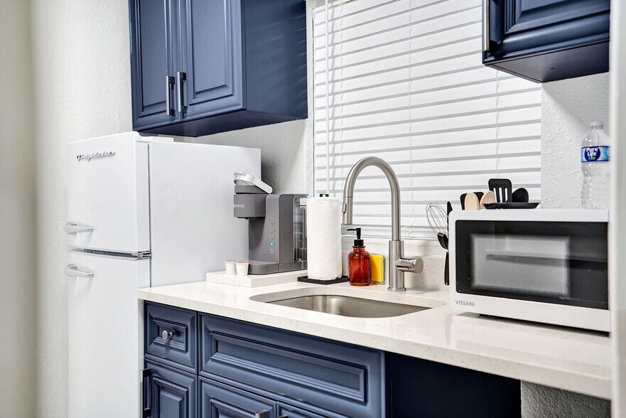 Building Photo - 101 Lucerne Ave