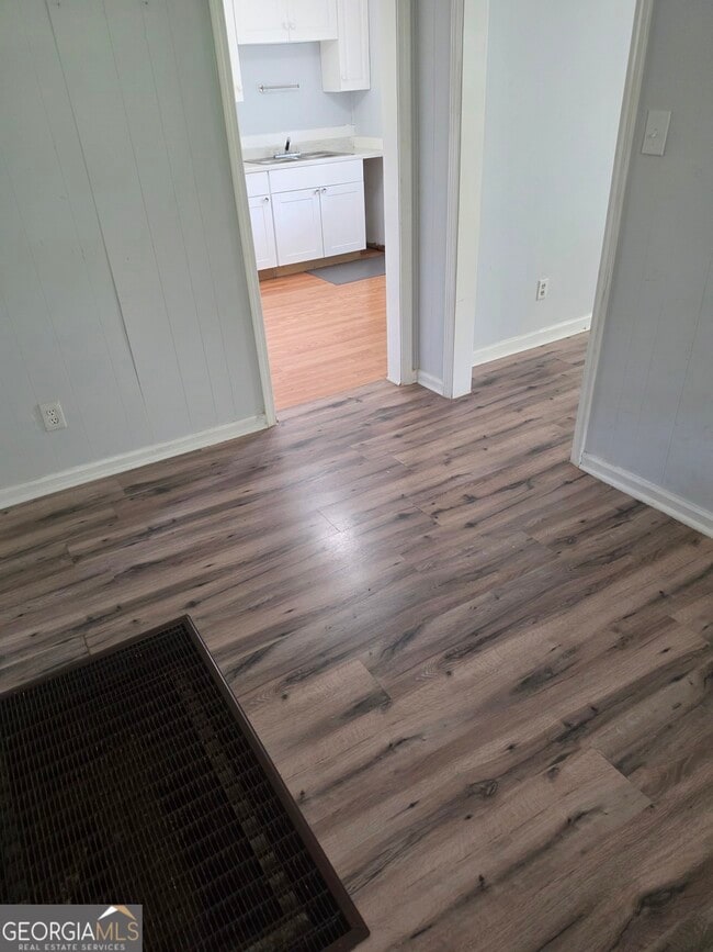 Building Photo - 5 1/2 Walker St