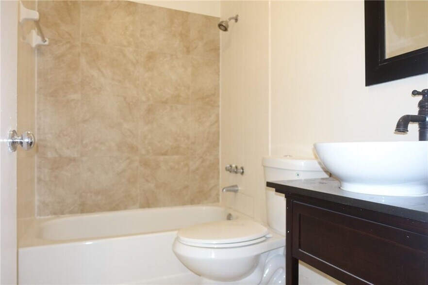 Building Photo - 13936 Langley Pl