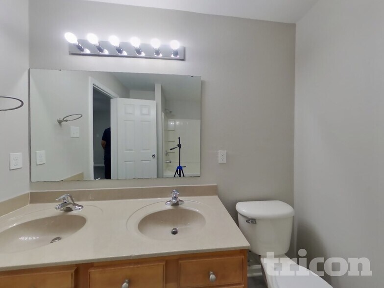 Building Photo - 3367 Pikes Peak Dr