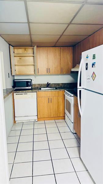 Building Photo - 4170 Inverrary Dr