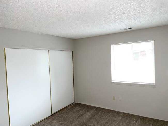 Building Photo - Cozy Second Story Condo Nestled in Gated Community