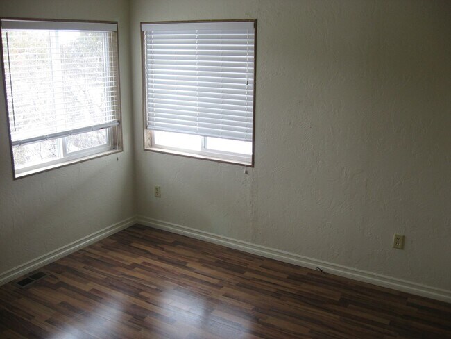 Building Photo - 3 Bedroom 2 Bathroom House in Outer Cedar City