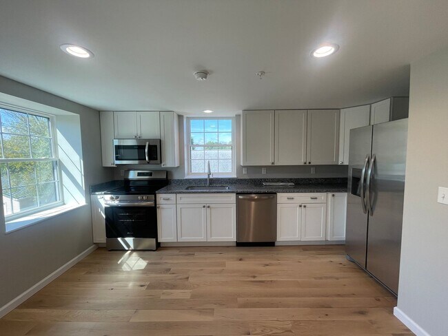 Building Photo - 2 Bedroom / 1 Bath Apt. Upstairs  Kingsport, TN