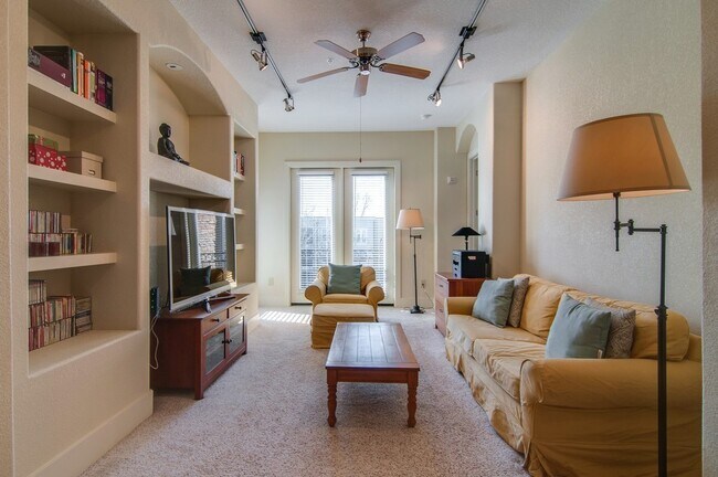 Building Photo - Available NOW! 2-Bed/2-Bath Hillsboro/Belmont