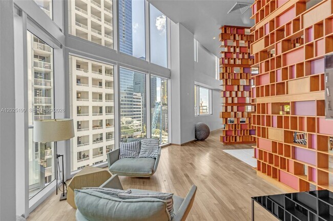 Building Photo - 1300 Brickell Bay Dr