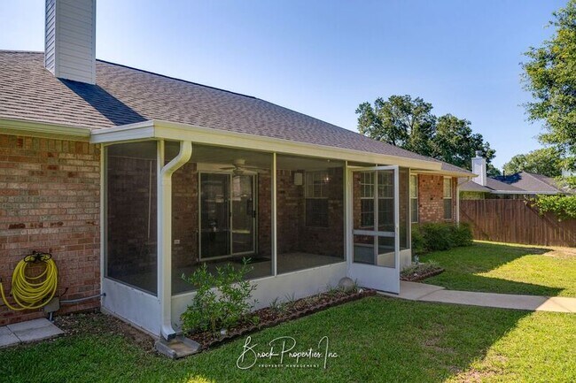 Building Photo - 2511 Southern Oaks Dr