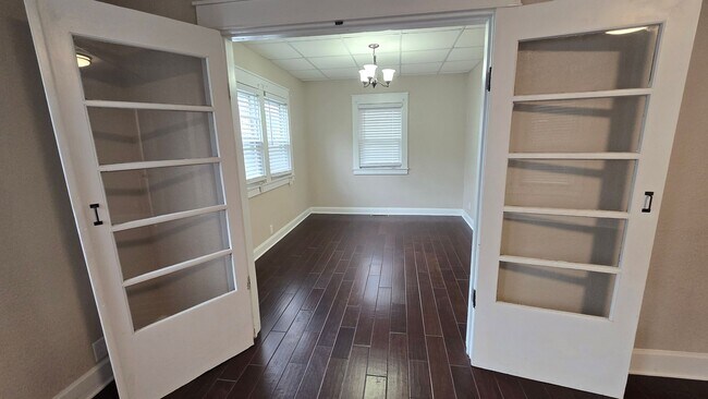 Building Photo - 403 W Memorial Dr