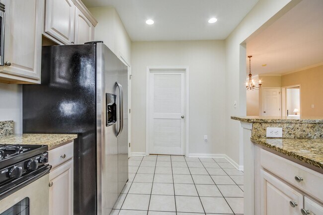 Building Photo - Year Round first floor apartment, convenie...