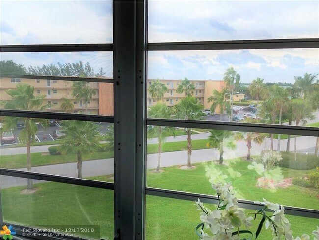 Building Photo - 2515 NE 1st Ct