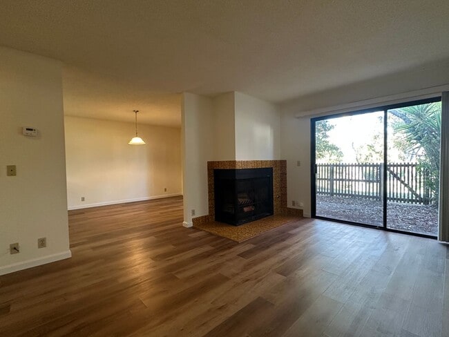 Building Photo - Bright and Spacious 2 Bedroom 2.5 Townhouse in Desirable Terrace Hills Community