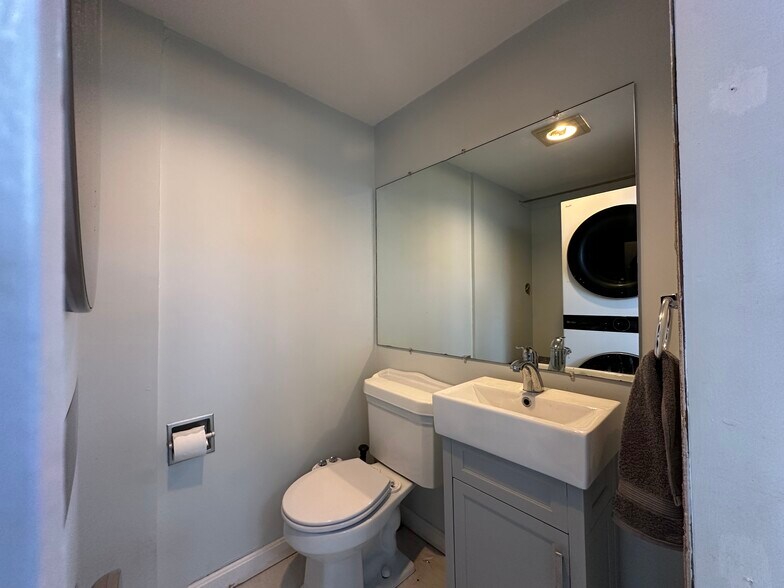 Building Photo - 2 Narragansett Ave