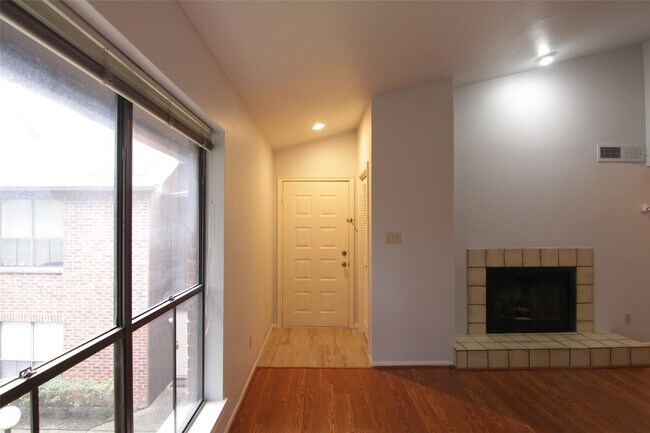 Building Photo - 3100 Walnut Bend Ln