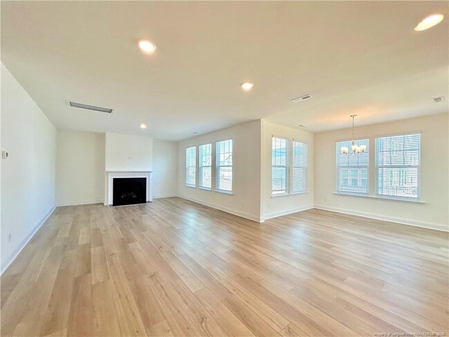 Building Photo - 282 Creekhaven Dr