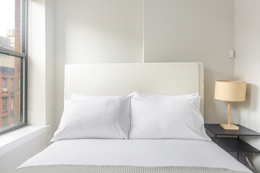 Building Photo - 515 W 47th St