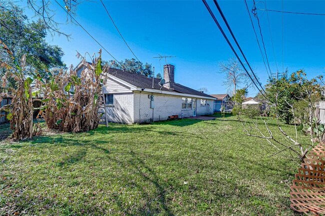 Building Photo - 11707 N Willow Cir