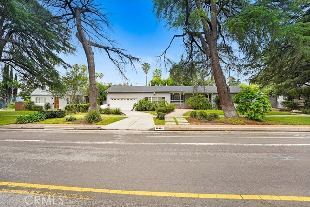 Building Photo - 10915 White Oak Ave