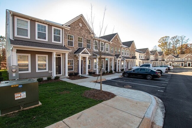 Primary Photo - Two bedroom 2 1/2 bath townhome in great l...