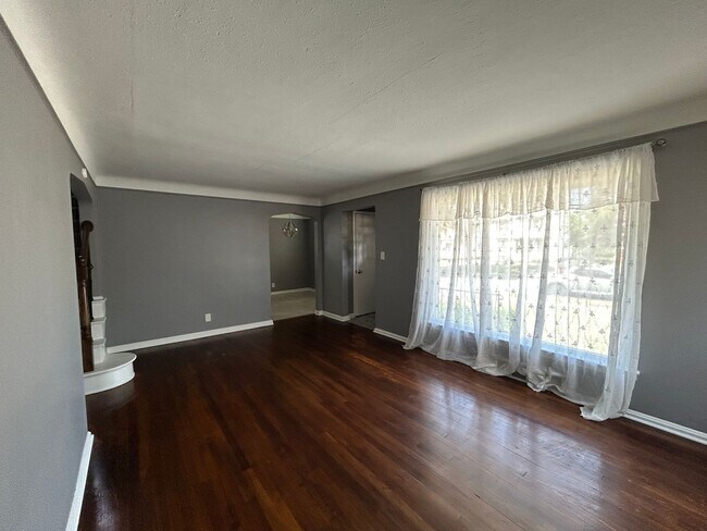 Building Photo - Spacious 3-Bedroom, 2-Bath House in South Euclid