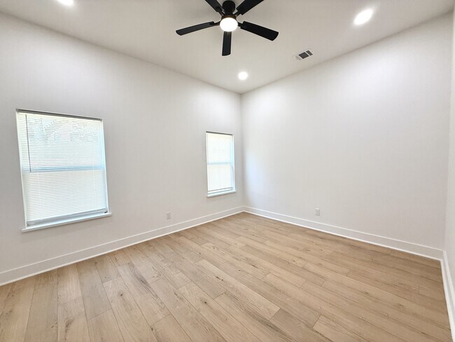 Building Photo - 921 S.Franklin Dr