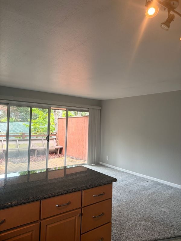 Building Photo - 407 Maple St