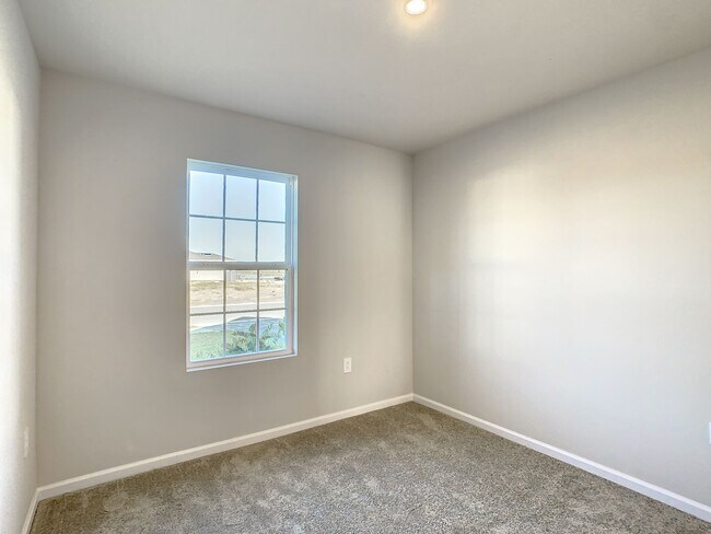 Building Photo - Villa Home in West Port - 3/2/2 close to s...