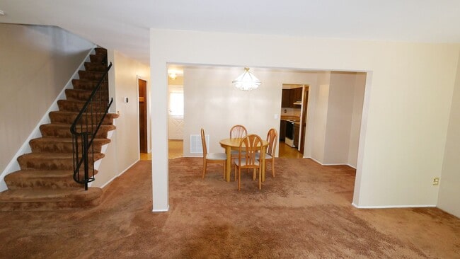 Building Photo - End Unit Townhouse with Full Basement 2BR ...