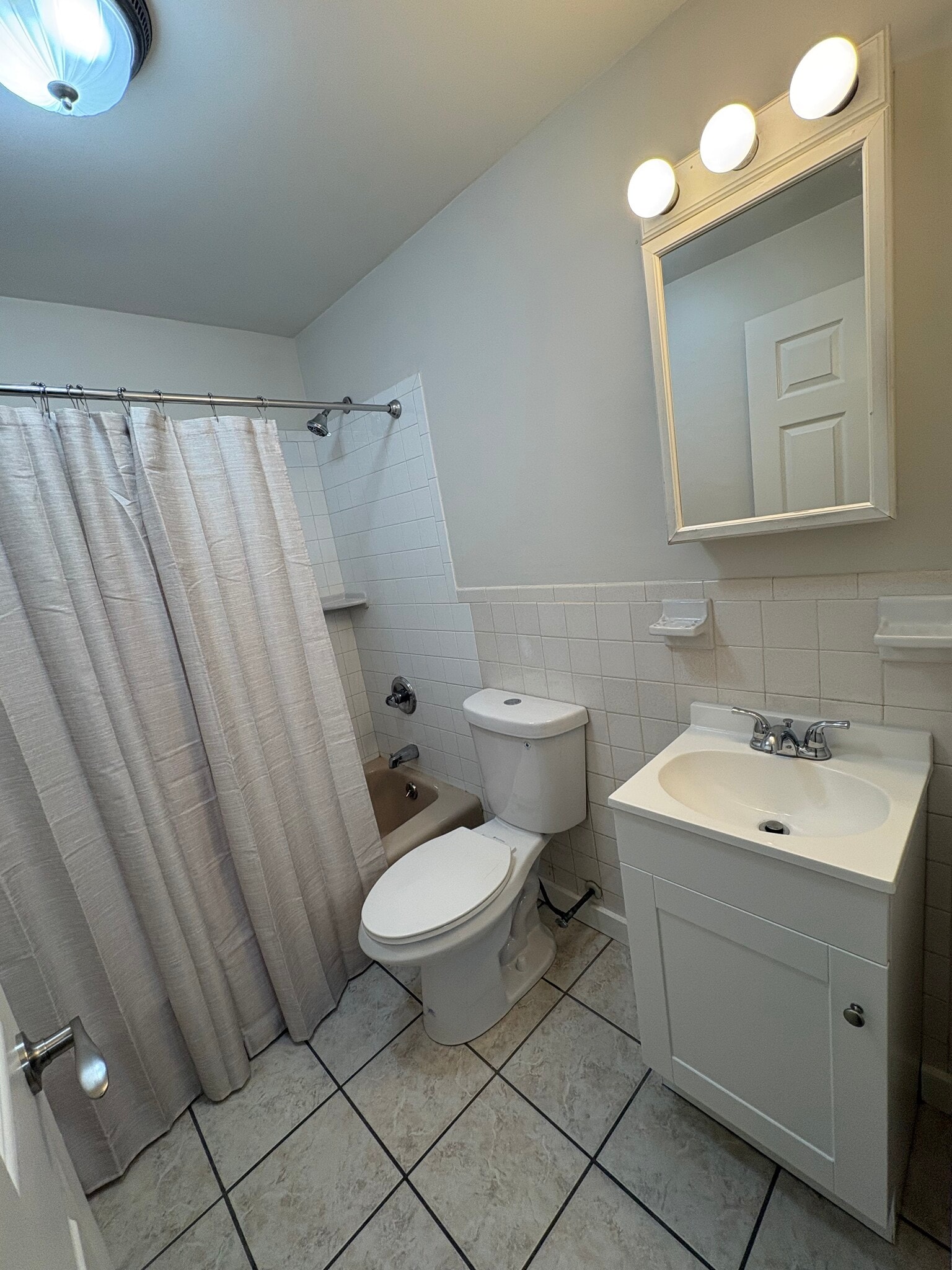 Full bathroom - 43 Hiltbrand Rd