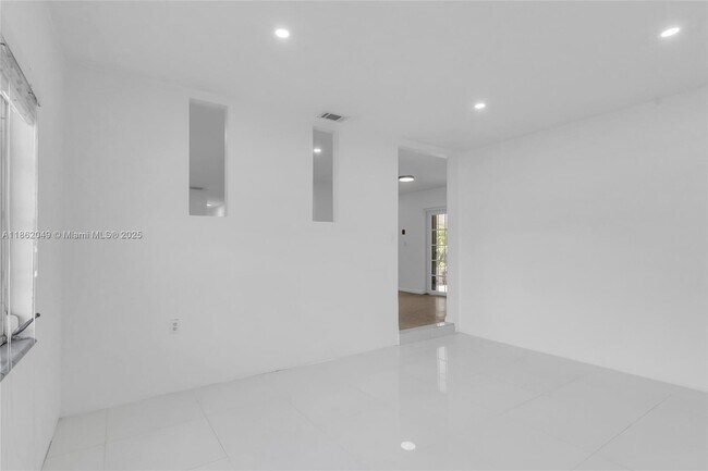 Building Photo - 9250 SW 31st Terrace
