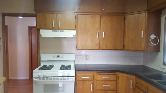 Building Photo - Charming 2 Bedroom 2 bath home with finish...