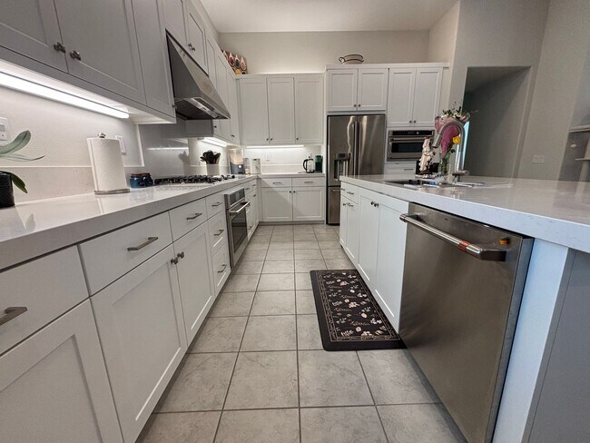 Building Photo - Beautiful 3-Bedroom Home with Solar in Valencia!
