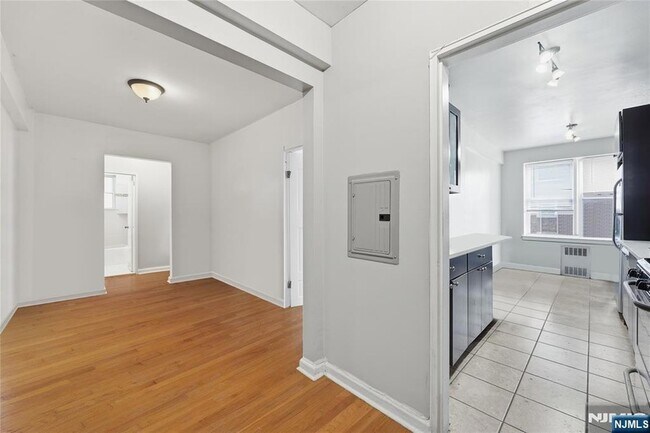 Building Photo - 2520 John F. Kennedy Blvd