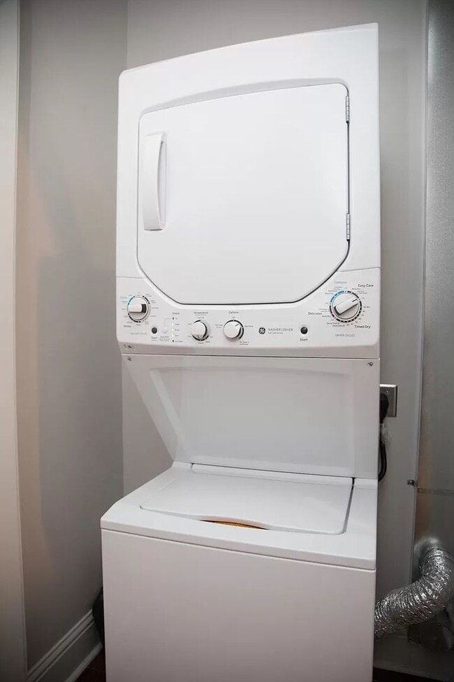 Building Photo - 3200 Banks St