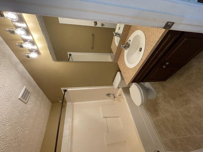 Building Photo - 7002 Hunter Hill Ct