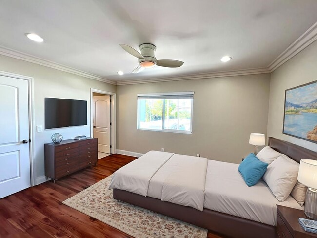 Building Photo - Bright Upstairs 2BR/1.5BA with Parking & G...