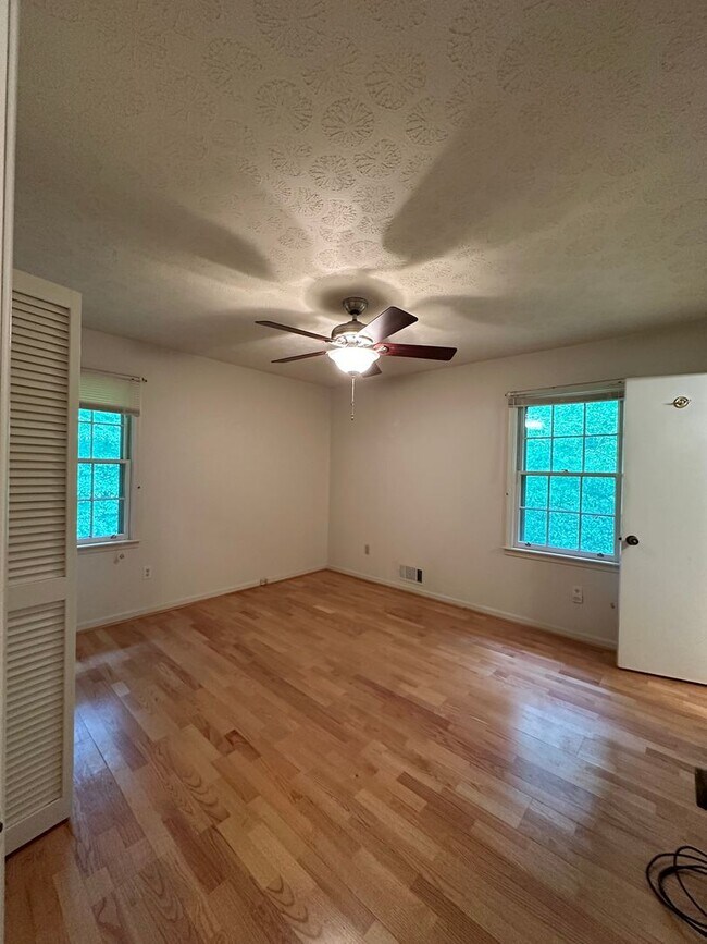 Building Photo - Available now,  3/2 with large unfinished basement, in University Heights