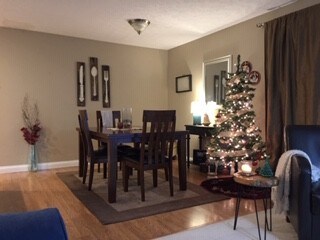 Dining area - 6588 Hearne Rd