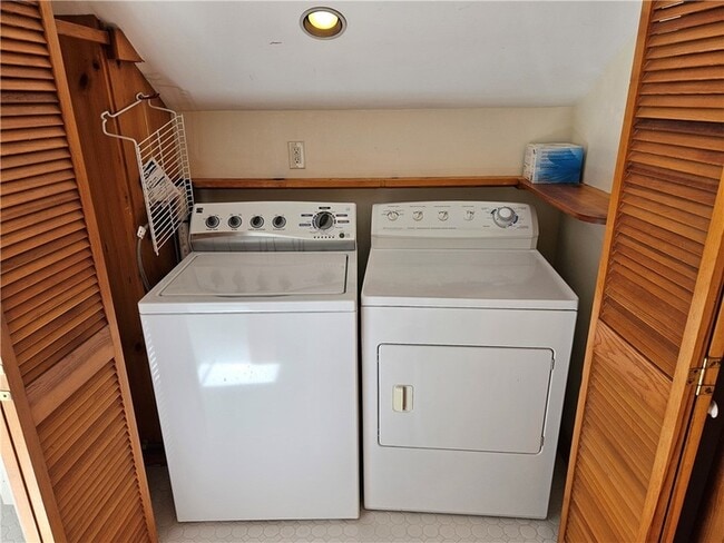 Building Photo - 10 Cherry St