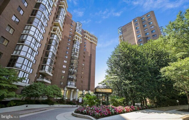 Building Photo - 1600 N Oak St