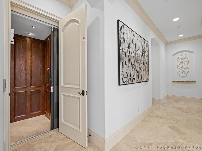 Building Photo - 639 Middle River Dr