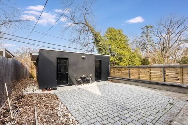 Building Photo - 43 Pleasant Way