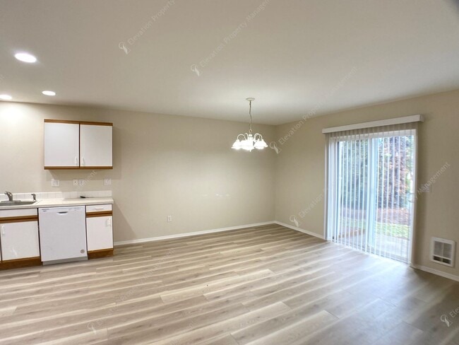 Building Photo - Bright 3 BR - 3 BA Townhouse in Redmond